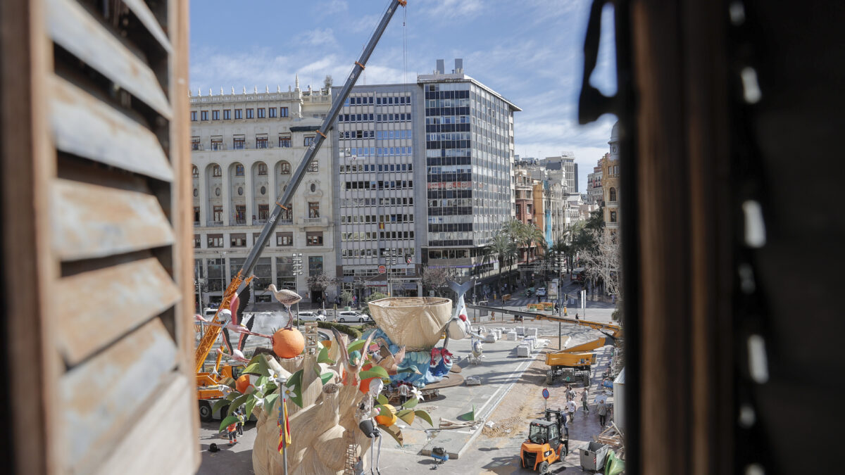 Artistas falleros prosiguen con el montaje de las fallas en Valencia