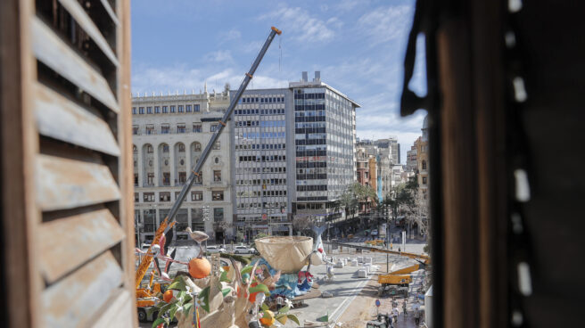 Artistas falleros prosiguen con el montaje de las fallas en Valencia