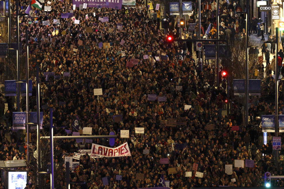 Miles de personas se manifiestan este miércoles por la Gran Vía madrileña con motivo del Día Internacional de la Mujer. 