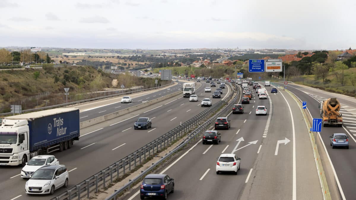 Vistas desde Madrid de los atascos en la A-5 camino de Badajoz este viernes cuando da comienzo la operación especial de tráfico con motivo de las vacaciones de Semana Santa