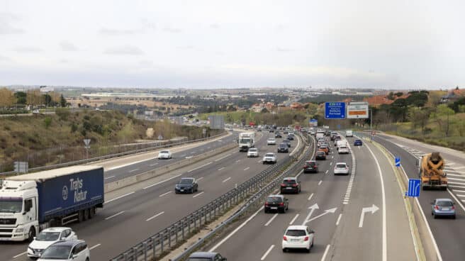 Varios accidentes de tráfico complican la operación salida de Semana Santa Vistas desde Madrid de los atascos en la A-5 camino de Badajoz este viernes cuando da comienzo la operación especial de tráfico con motivo de las vacaciones de Semana Santa