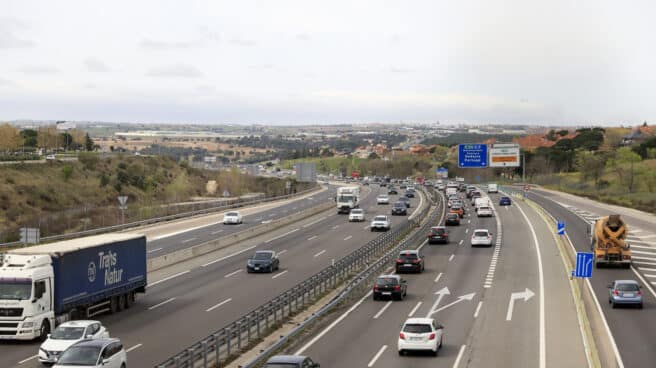 Vistas desde Madrid de los atascos en la A-5 camino de Badajoz este viernes cuando da comienzo la operación especial de tráfico con motivo de las vacaciones de Semana Santa