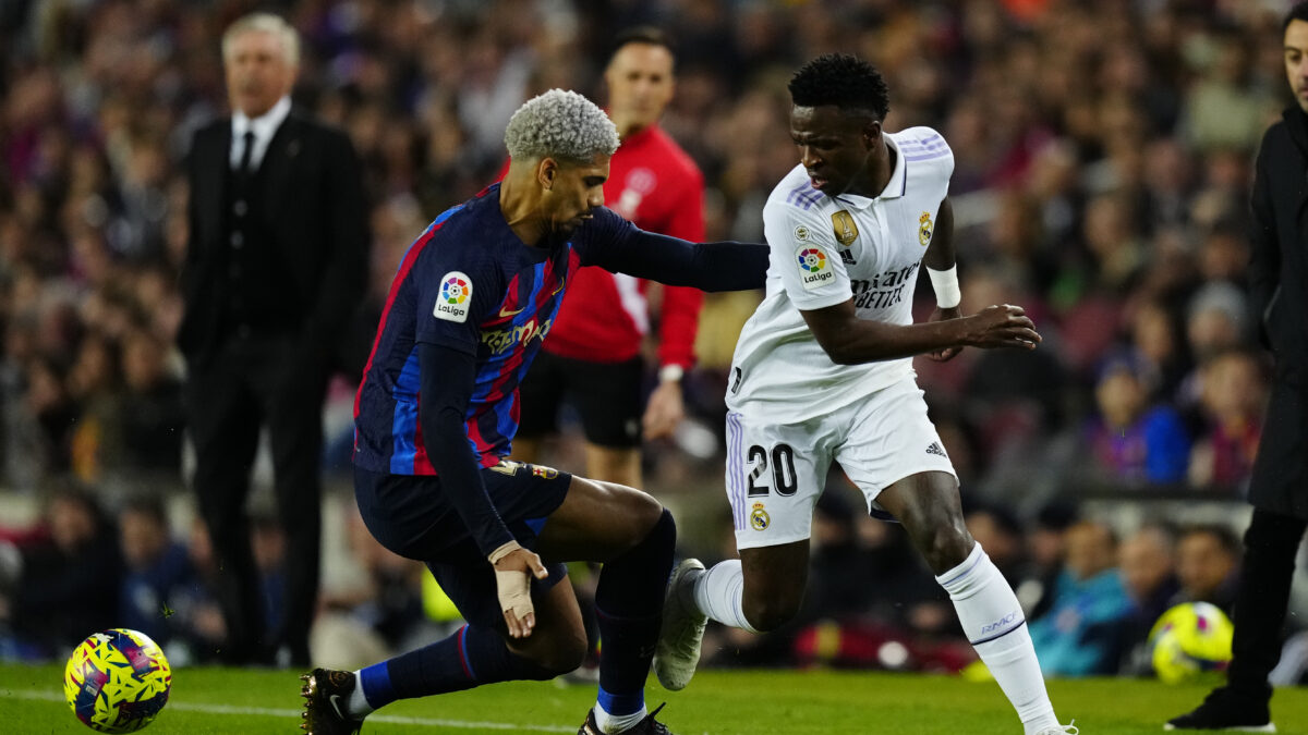 Araujo y Vinicius, en el Camp Nou.