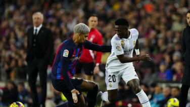 El Barça abraza la Liga en el descuento
