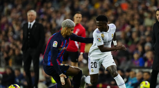 El Barça abraza la Liga en el descuento