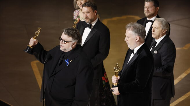 Guillermo Del Toro celebra haber ganado el Oscar a mejor película de animación.