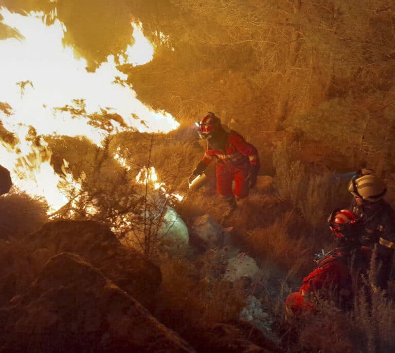 El tiempo ayuda durante la sexta jornada del descontrolado incendio de Castellón