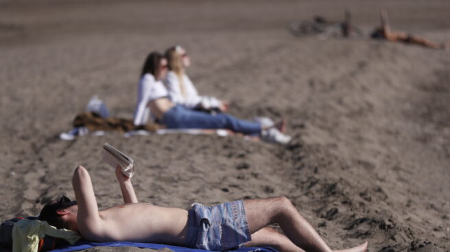 Varias personas toman el sol en la playa de la Malagueta en Málaga este miércoles, cuando suben las temperaturas en España en marzo 2023