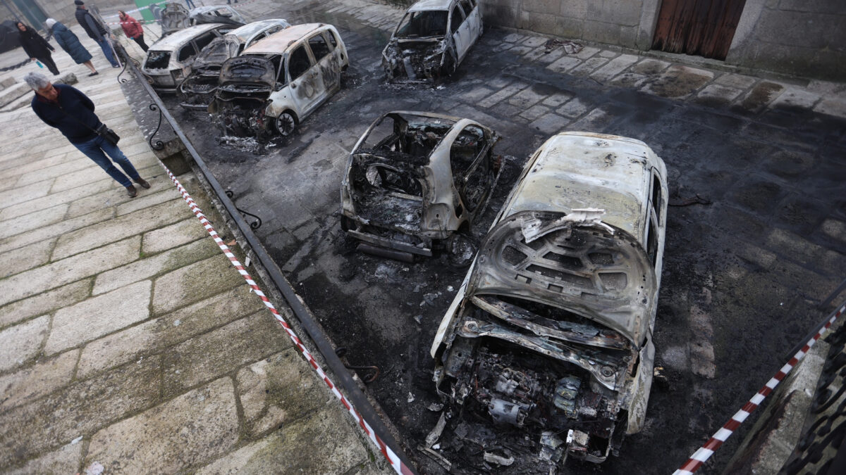 Coches quemados en Tui (Pontevedra).