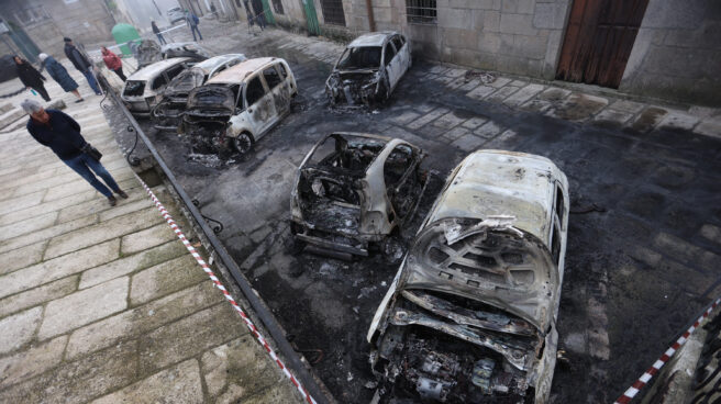 Coches quemados en Tui (Pontevedra).