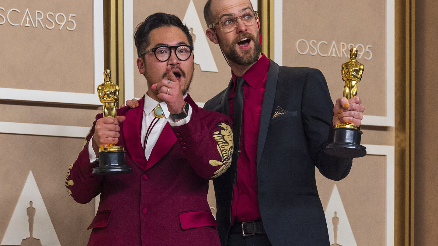 Daniel Kwan y Daniel Scheinert posan con sus premios Óscar en la sala de prensa de ceremonia de los Premios de la Academia, hoy, en el teatro Dolby de Hollywood (EE.UU.).