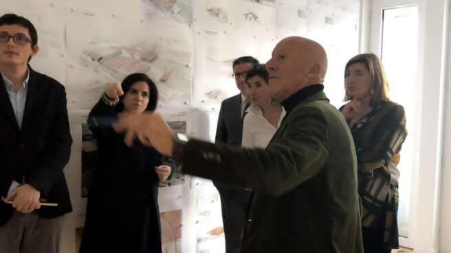 A1-3645040-1 Sir Norman Foster con Carmen y Lourdes Martínez Zabala, presidenta y consejera delegada de Familia Martínez Zabala