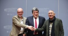 El Gobierno acuerda solo con los sindicatos financiar las pensiones con un recargo en los salarios