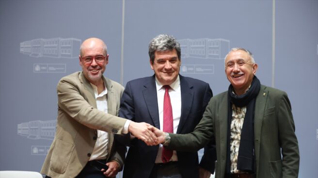 Gobierno y sindicatos llegan a un acuerdo sobre la reforma de las pensiones El secretario general de Comisiones Obreras (CCOO), Unai Sordo; el ministro de Inclusión, Seguridad Social y Migraciones, José Luis Escrivá, y el secretario general de UGT, Pepe Álvarez, tras la firma del acuerdo de pensiones.