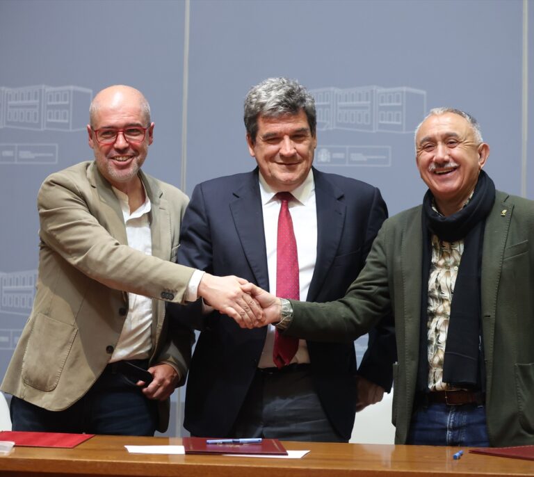 El Gobierno acuerda solo con los sindicatos financiar las pensiones con un recargo en los salarios