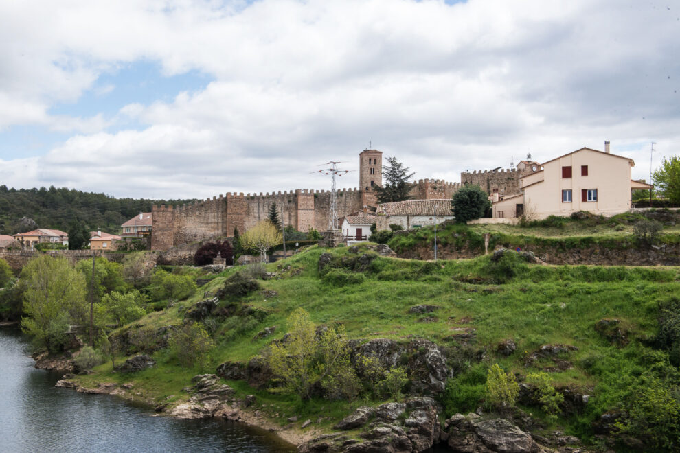 Río Lozoya pasando al lado de Buitrago de Lozoya, uno de los pueblos para ver en Semana Santa en Madrid