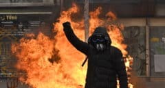 Los franceses incendian la calle mientras la popularidad de Macron se hunde