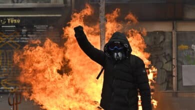 Los franceses incendian la calle mientras la popularidad de Macron se hunde