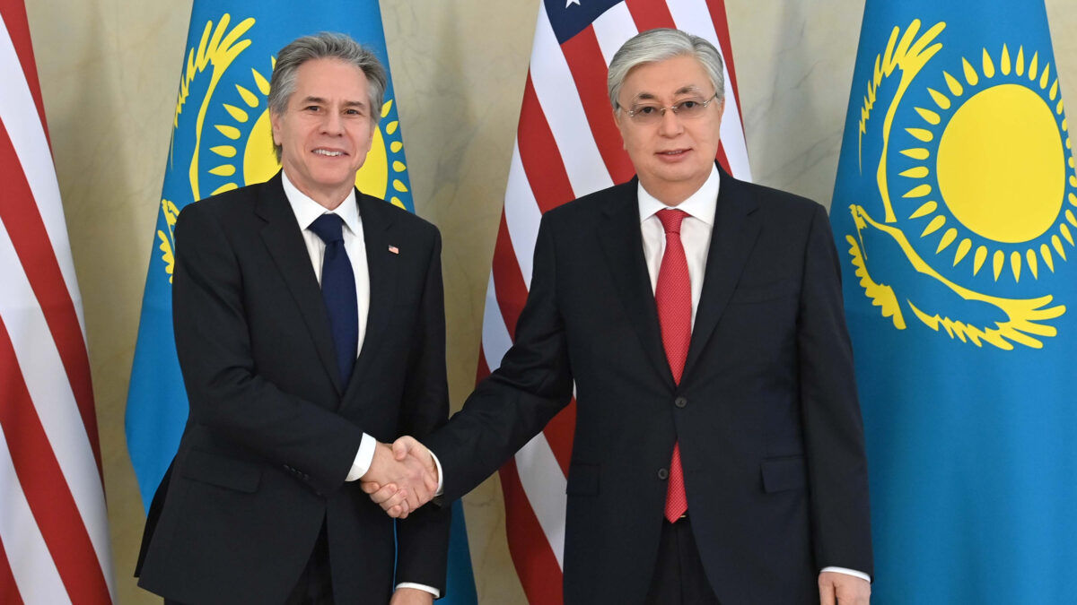 Antony Blinken con el presidente de Kazajstán