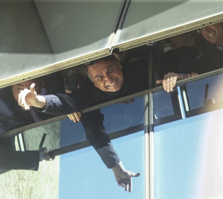 Bolsonaro regresa a Brasil donde tiene casos pendientes con la Justicia