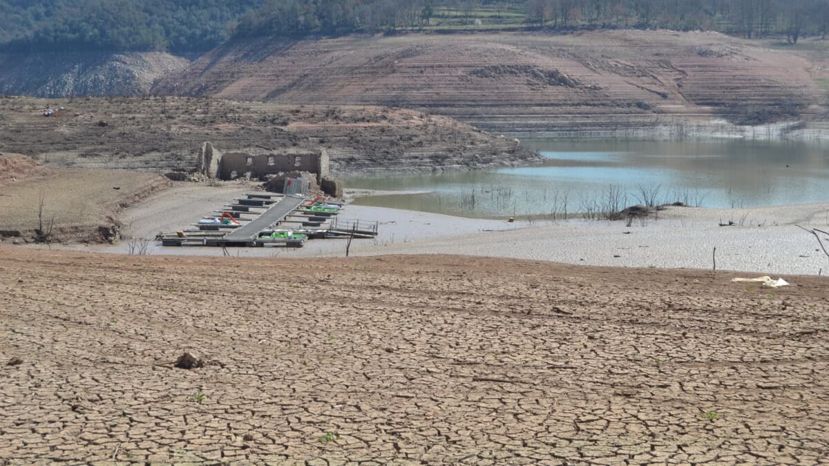 Sau, (sobre)vivir junto a un embalse vacío