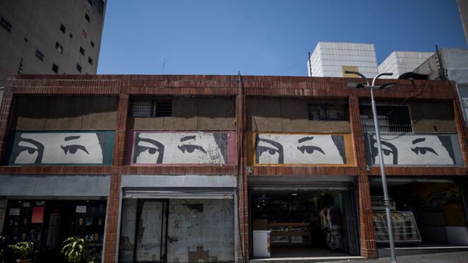Décimo aniversario de la muerte de Chávez Homenaje a Chávez en locales comerciales
