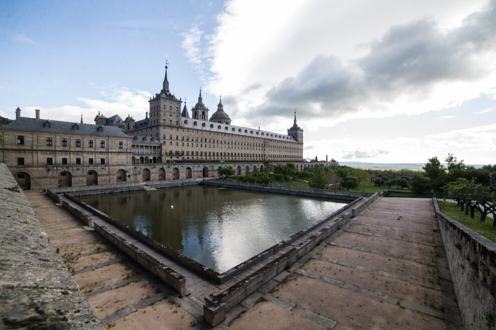 Jardines y estanque del Real Monasterio de San Lorenzo de El Escorial, uno de los pueblos para ver en Semana Santa en Madrid