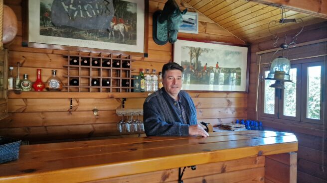 Enrique Rovira, en su casa de madera.