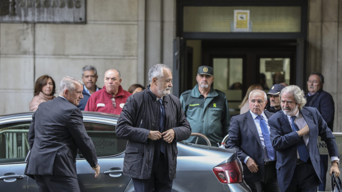 El ex-presidente de la Junta de Andalucía, José Antonio Griñán (c), a su llegada al juicio del caso ERE en la Audiciencia Provincial. Sevilla