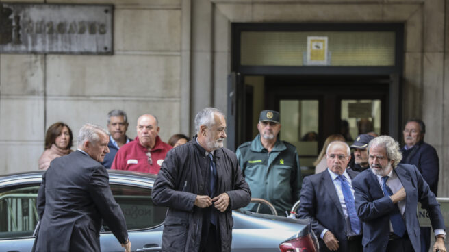 El ex-presidente de la Junta de Andalucía, José Antonio Griñán (c), a su llegada al juicio del caso ERE en la Audiciencia Provincial. Sevilla