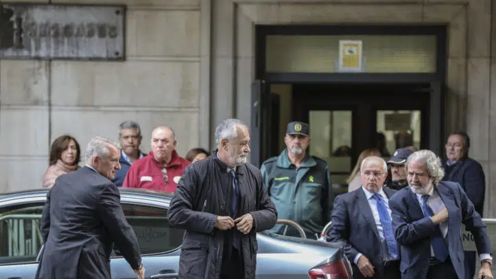 El ex-presidente de la Junta de Andalucía, José Antonio Griñán (c), a su llegada al juicio del caso ERE en la Audiciencia Provincial. Sevilla