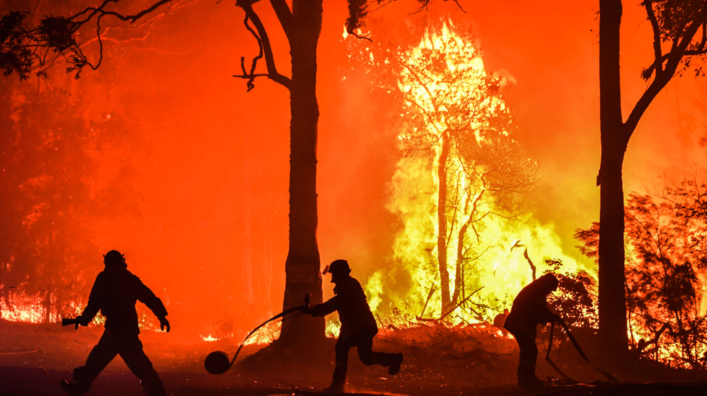Bomberos trabajando para contener las llamas en Princes Highway en Australia, diciembre de 2019.