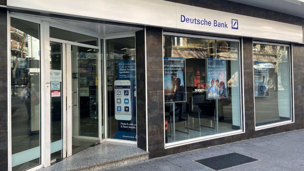 Puerta de entrada a una de las sucursales de Deutsche Bank en Madrid