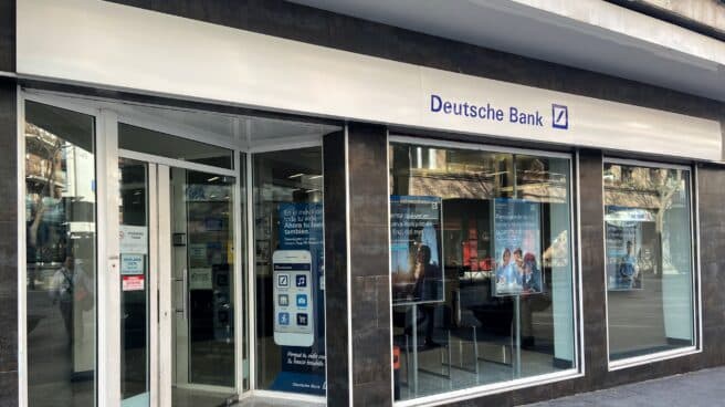 Puerta de entrada a una de las sucursales de Deutsche Bank en Madrid