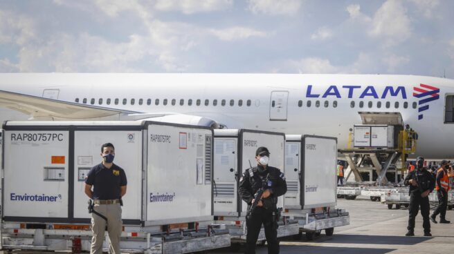 Un tiroteo en el aeropuerto de Santiago de Chile deja dos muertos en un intento de robo de 32 millones de dólares Chile, Santiago: Guardias de seguridad