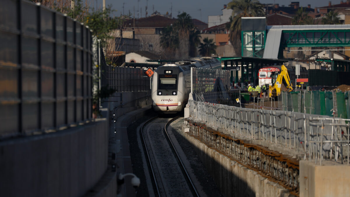 Un tren circula por el túnel construido de acceso a la estación Murcia del Carmen