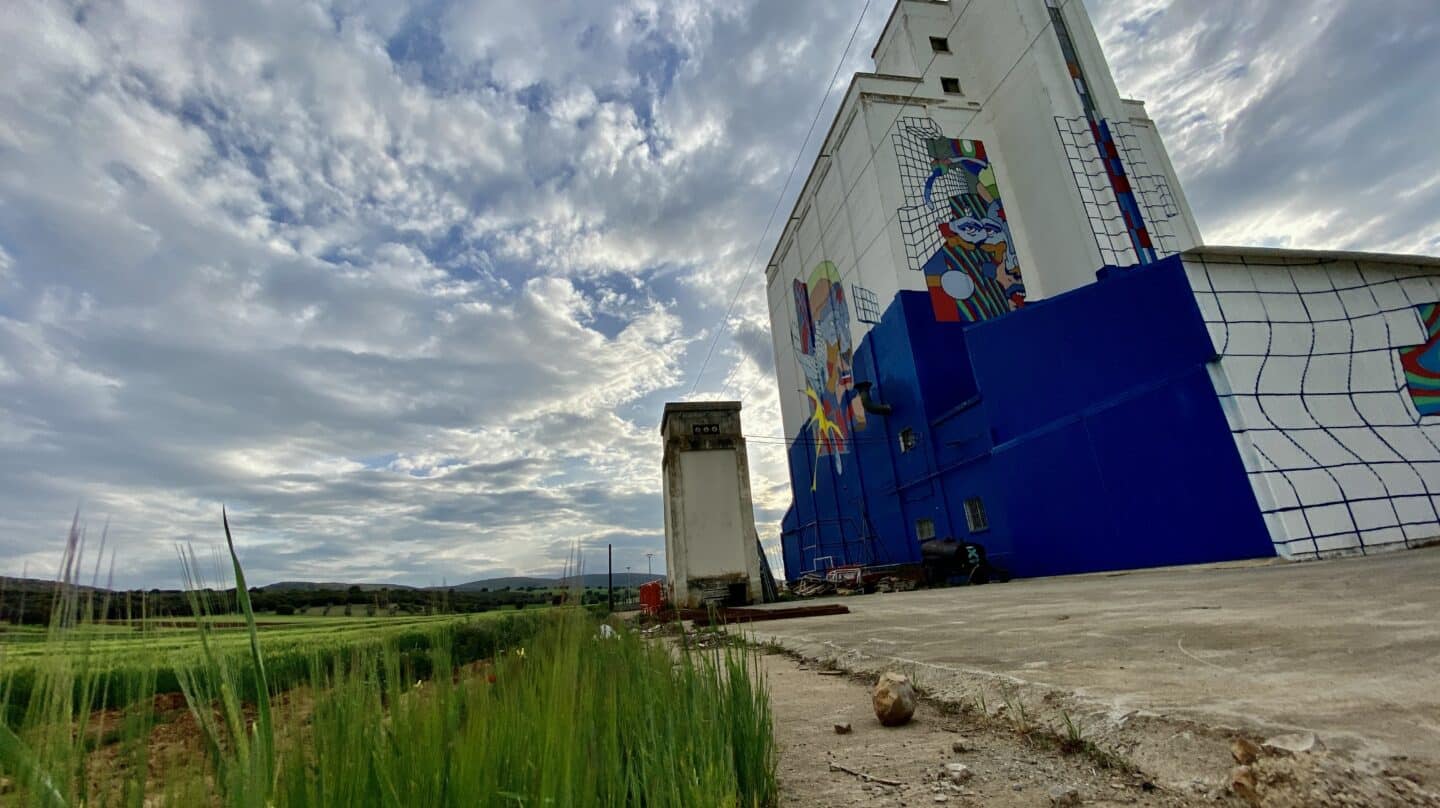 Antiguo silo convertido en la obra 'Parábolas del Pensamiento' en Ciudad Real, (Castilla-La Mancha). La obra de Demsky J (España) y Smithe (México) en colaboración con la fundación Fuente Agria y el Centro ocupacional Xabeca