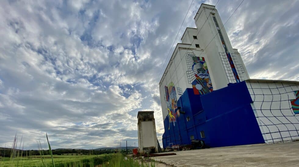 Antiguo silo convertido en la obra 'Parábolas del Pensamiento' en Ciudad Real, (Castilla-La Mancha). La obra de Demsky J (España) y Smithe (México) en colaboración con la fundación Fuente Agria y el Centro ocupacional Xabeca