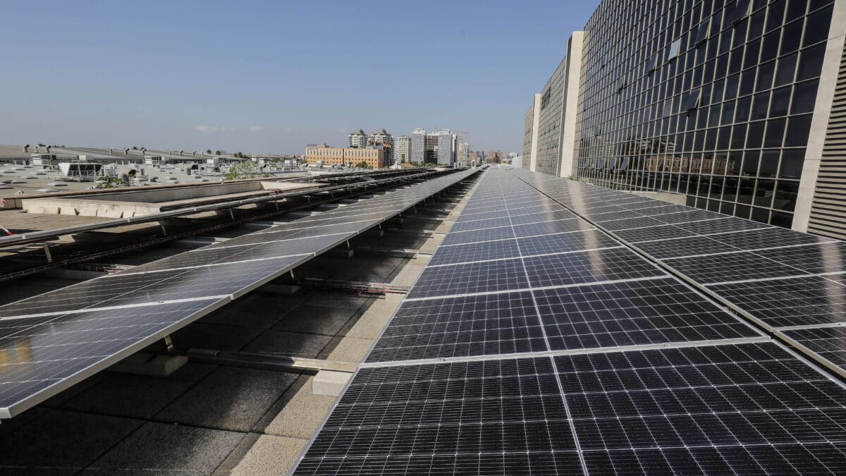 Paneles solares en un edificio