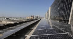 El atasco en la instalación de placas solares desata la guerra entre montadores y Endesa, Iberdrola y Naturgy