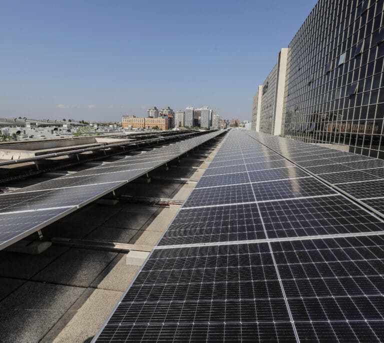 El atasco en la instalación de placas solares desata la guerra entre montadores y Endesa, Iberdrola y Naturgy