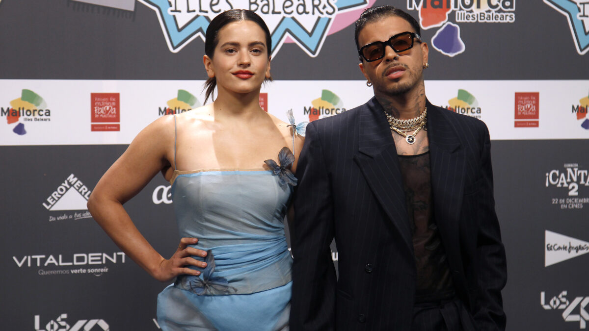 Los cantantes Rosalía y Rauw Alejandro, posan en el photocall de los 40 Music Awards 2021 en el Velèdrom de Palma