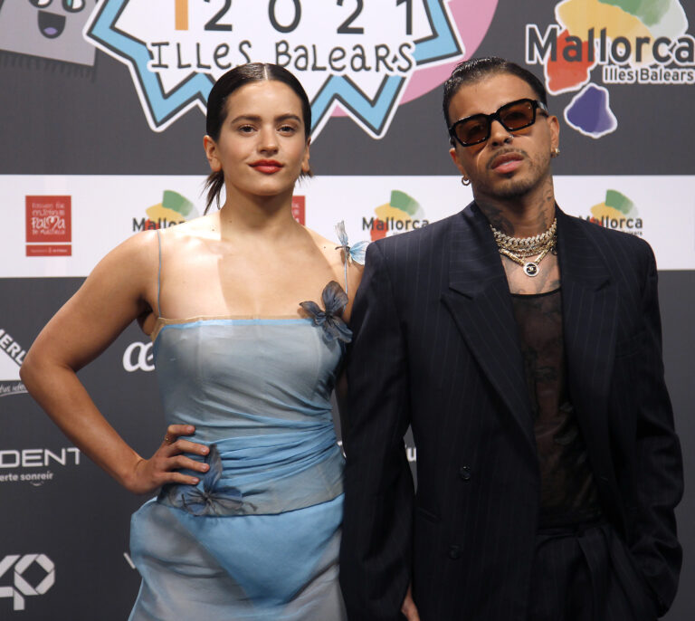 Rosalía y Rauw Alejandro rompen después de tres años de relación y cuatro meses después de prometerse