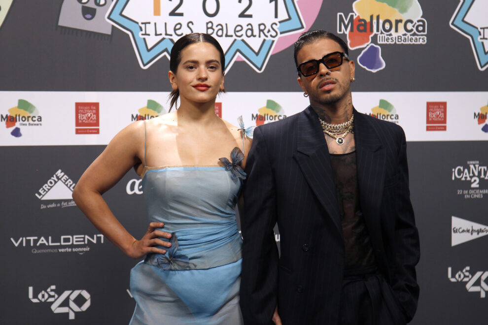 Los cantantes Rosalía y Rauw Alejandro, posan en el photocall de los 40 Music Awards 2021 en el Velèdrom de Palma