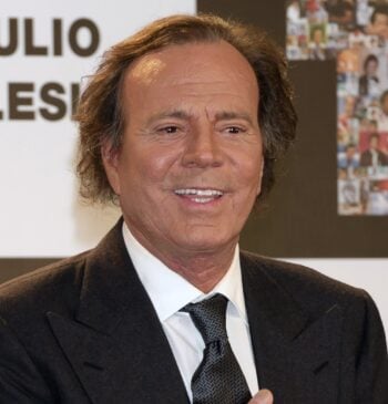 Julio Iglesias se pone en manos del abogado de Víctor de Aldama [...]
