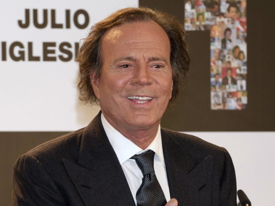 Este año Julio Iglesias cumple 80 años y 55 sobre los escenarios