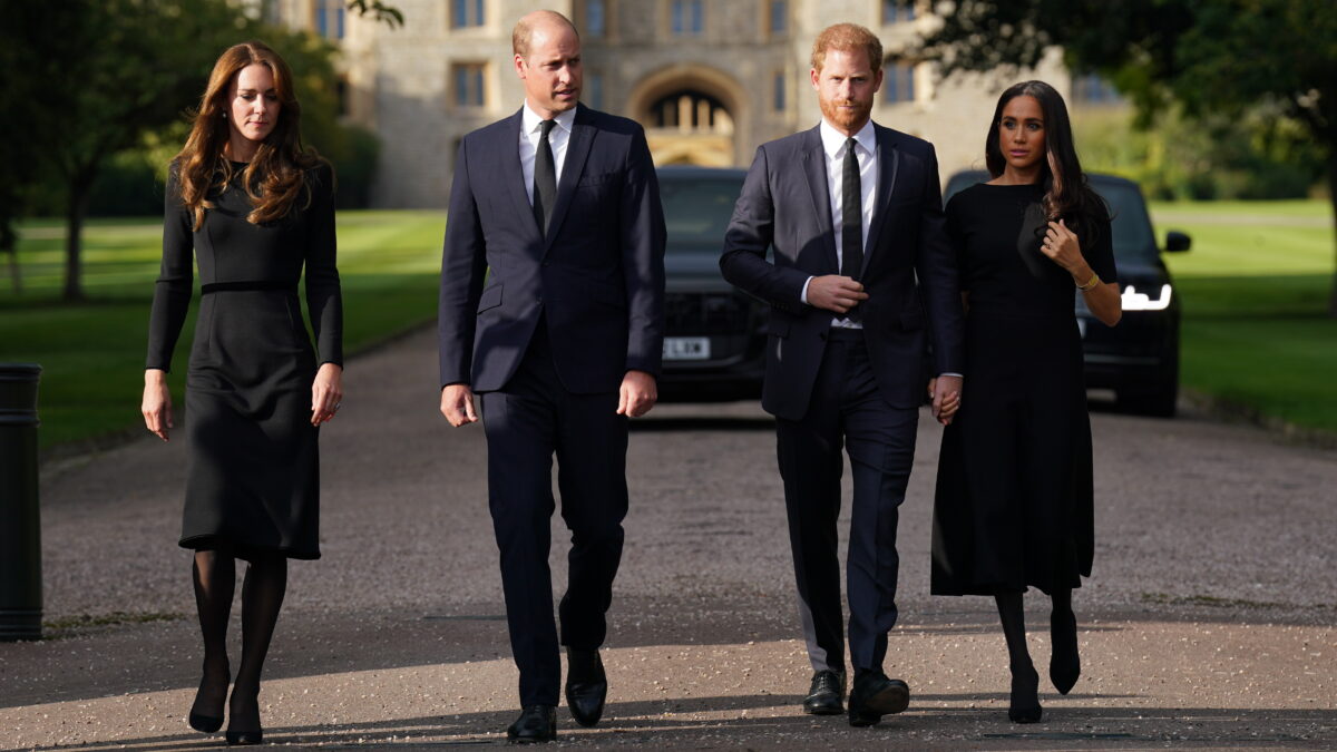 Harry, Meghan, Guillermo y Kate salen de Kensington Palace tras la muerte de Isabel II