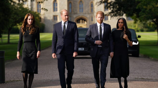 Harry, Meghan, Guillermo y Kate salen de Kensington Palace tras la muerte de Isabel II