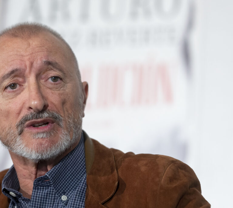 Guerra en la RAE: Pérez-Reverte avanza un "pleno tormentoso" por la tilde del sólo