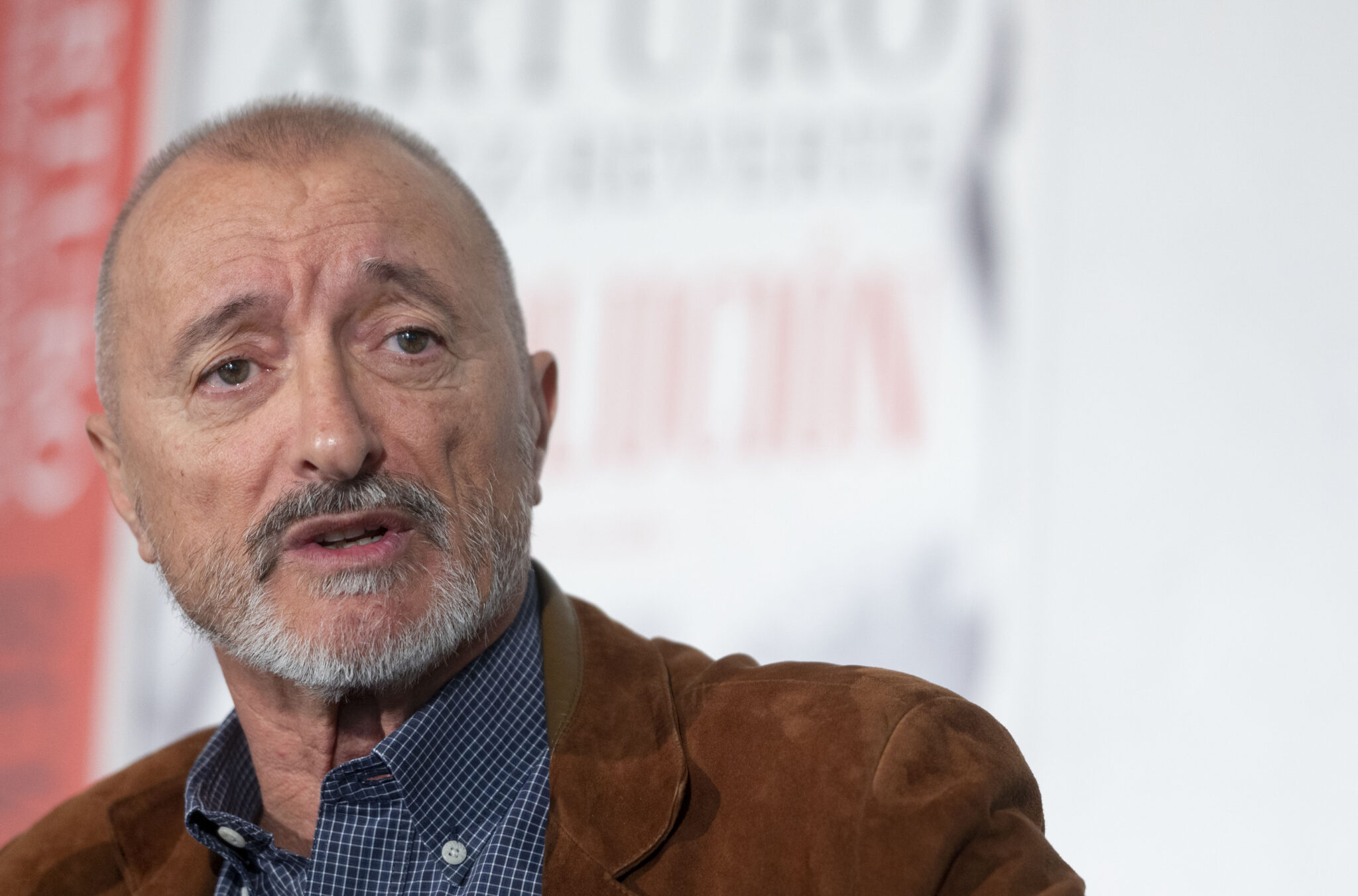 El escritor Arturo Pérez-Reverte interviene durante la presentación de su libro ‘Revolución’, en The Westin Palace